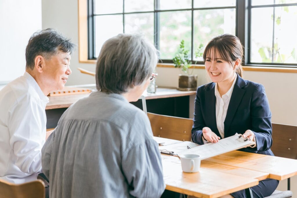 庭のリフォームに使える補助金を説明する外構デザイン会社の女性