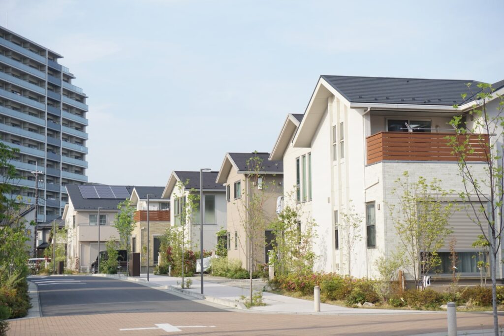 シンボルツリーを上手に選んでいる住宅街の風景