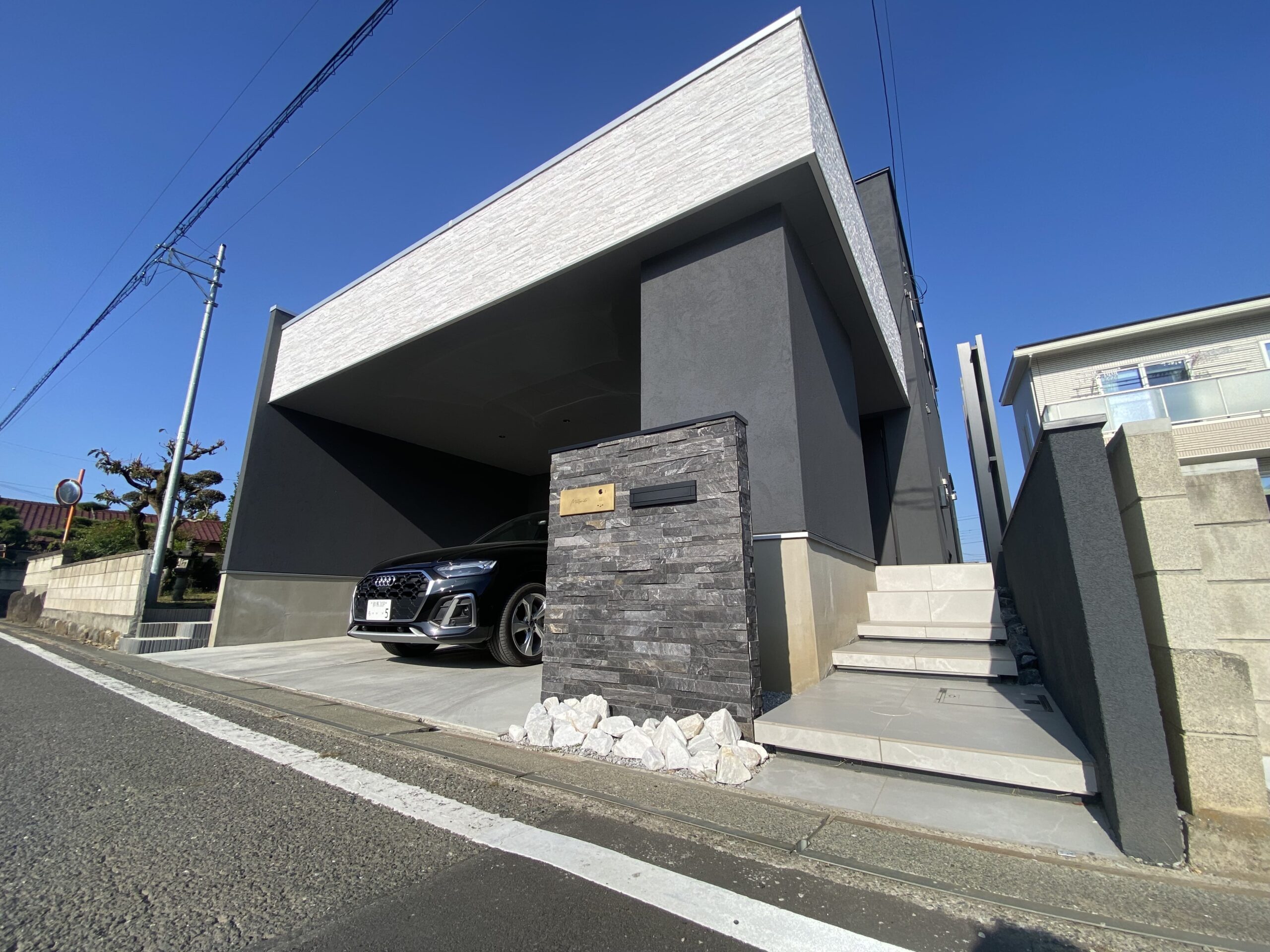 駐車場の拡張工事に費用をかけてリフォームした綺麗な外構の住宅
