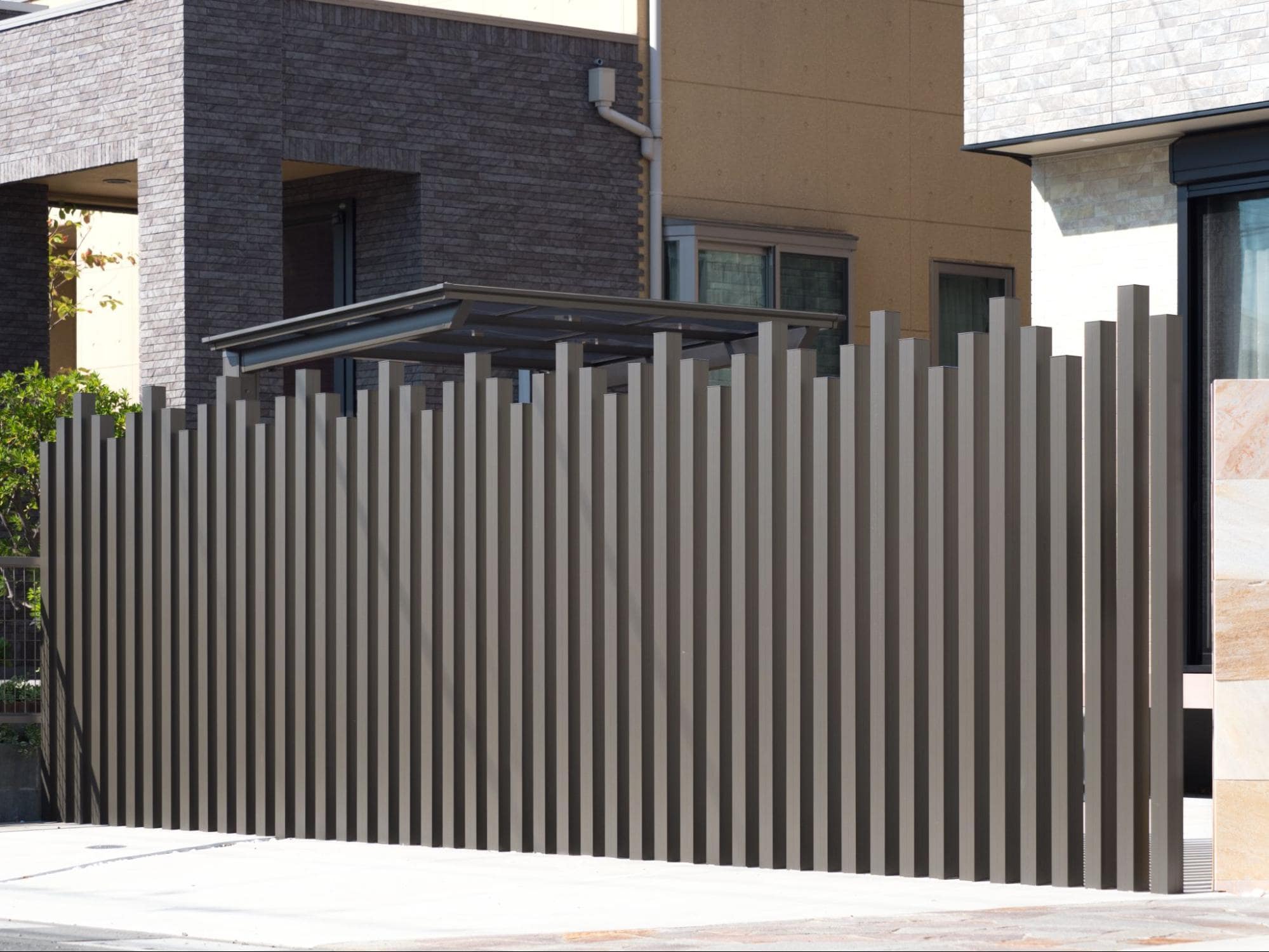 ガーデン用目隠しフェンスを設置している住宅