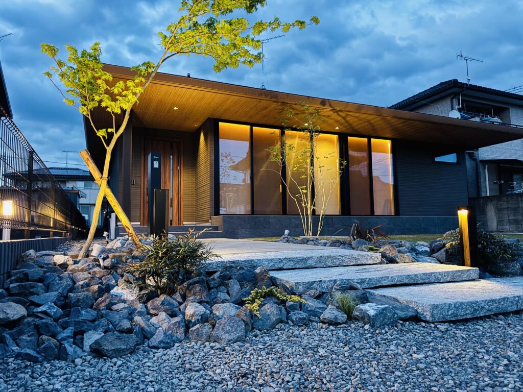 紅葉の綺麗な植栽のある外構