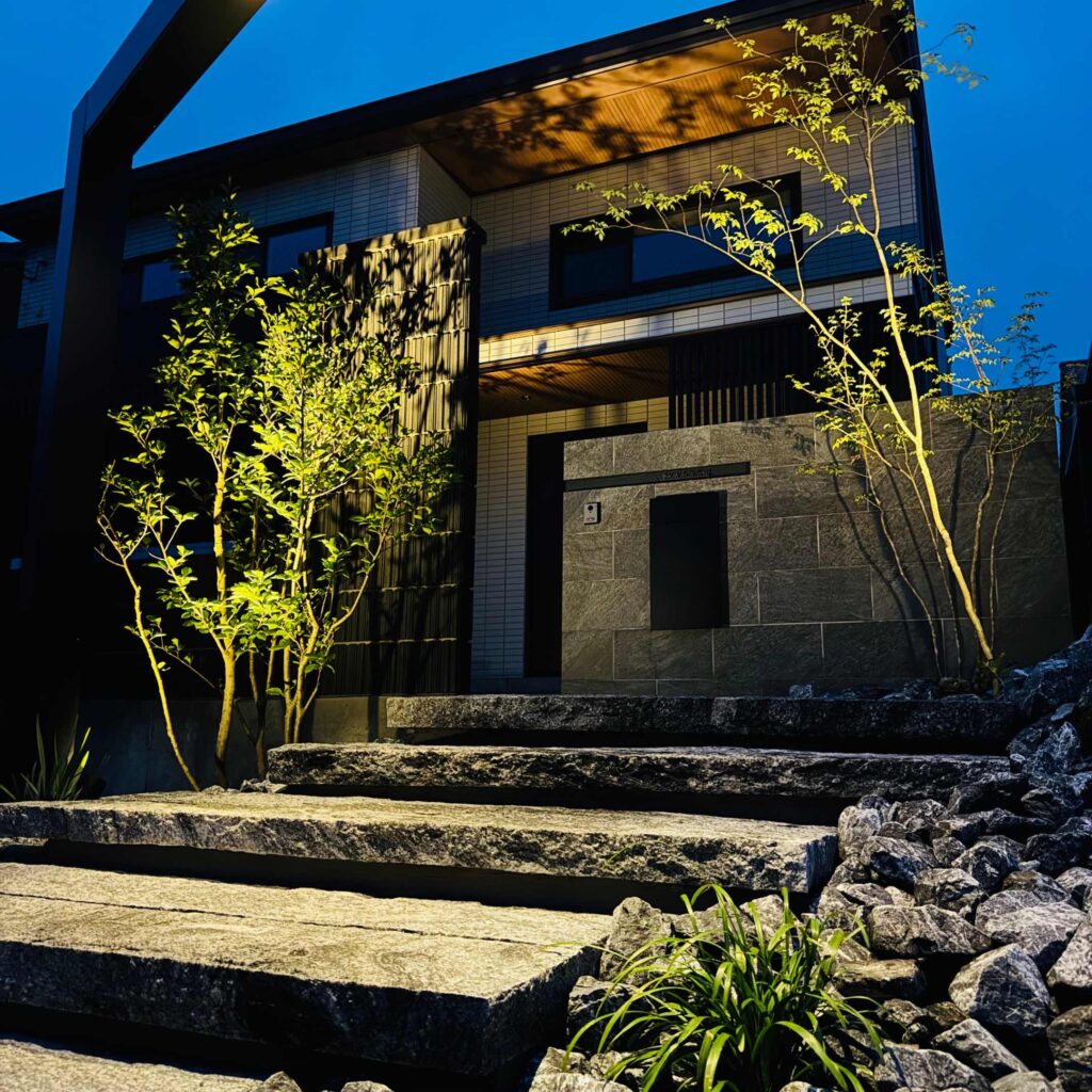セキスイハイム浮遊階段とGフレ－ムを調和させたモダン外構 | 群馬県