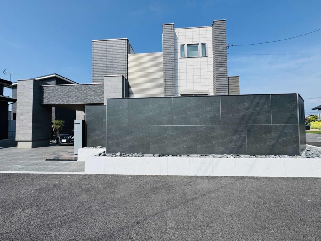 駐車場をおしゃれにするコツは？素材からデザインの考え方までご紹介