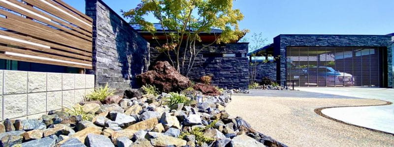 外構工事で玄関を目隠しするには？外観の印象を損ねない方法を解説