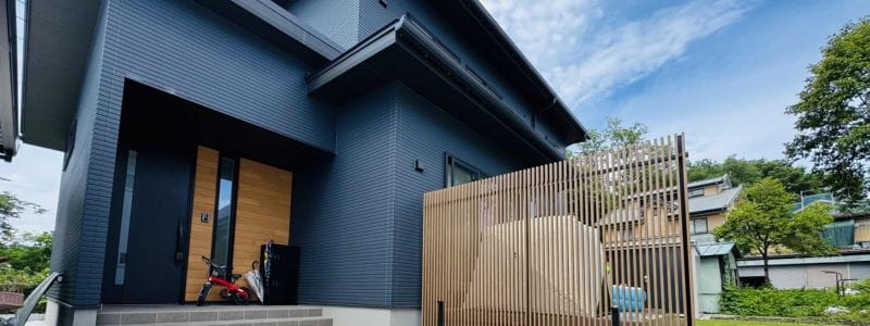 外構工事で玄関を目隠しするには？外観の印象を損ねない方法を解説
